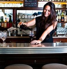 Solenne Jouan, sommelière au Zinc du Baratin à Paris. Photo: Young-Ah Kim pour L'Express Styles 